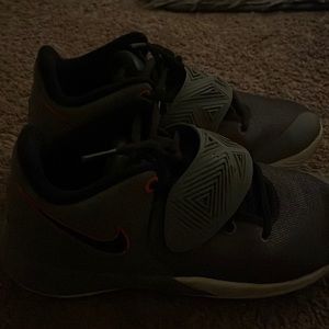 Kyrie Flytrap III Cool Grey